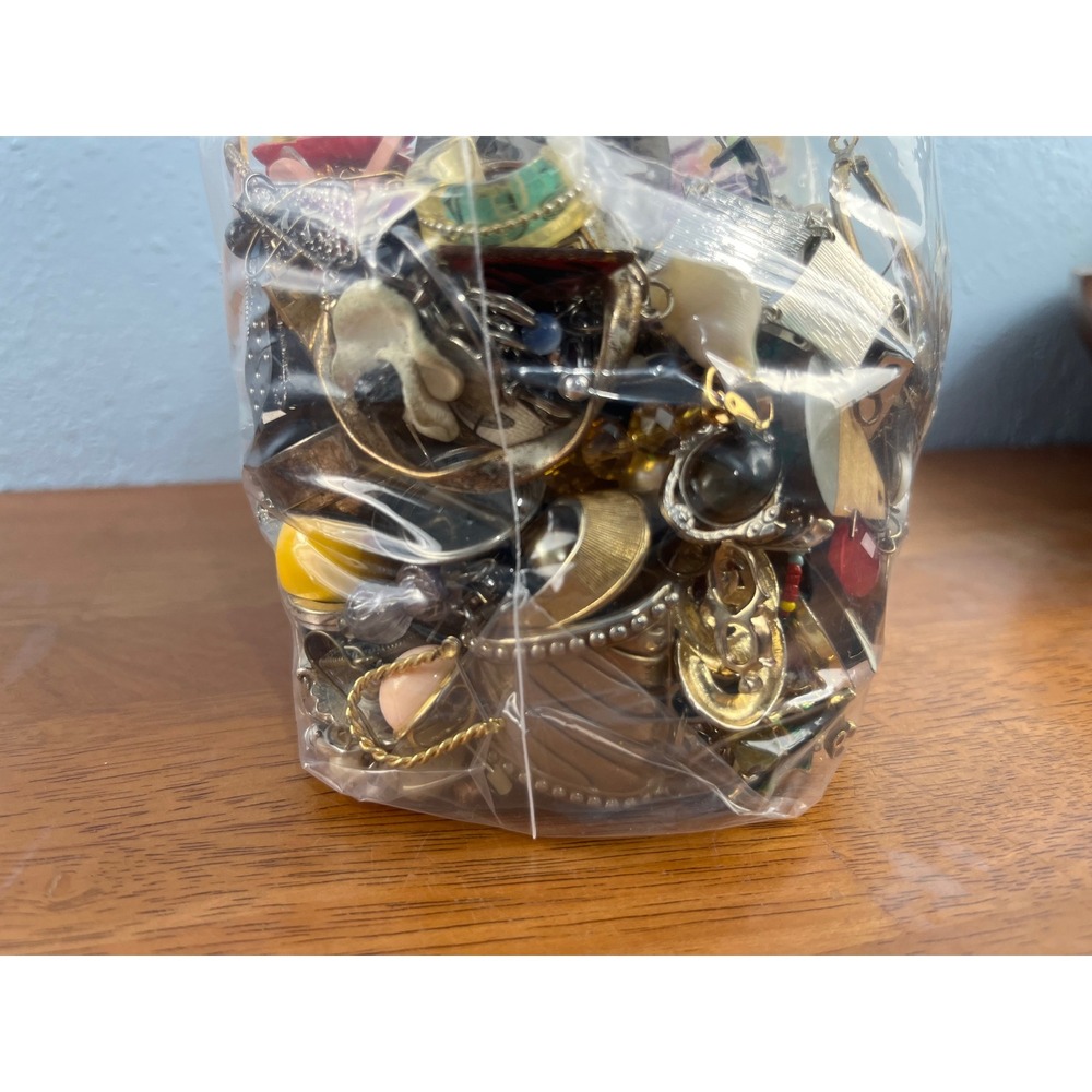 4.2lb Bulk Costume Jewelry Lot Crafting Repair Wearable Vintage Modern - Picture 6 of 6